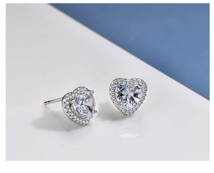 Gros plan sur les boucles d'oreilles cœur en argent S925 avec pierres halo étincelantes