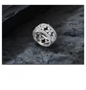 Détail d'une bague large en argent S925 avec trèfle en zircon et pavé scintillant