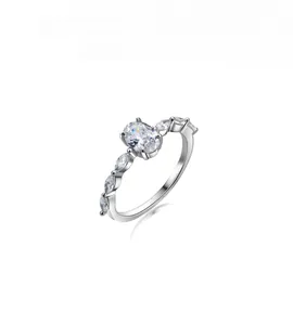 Detail eines oval geschliffenen Ringes mit Marquise-Akzenten in poliertem Silber