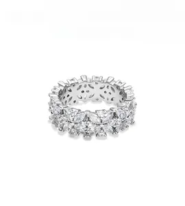 Macro de la bague en argent S925 sertie de zircons marquise en grappe florale élégante