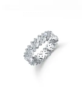 Détail de la bague en argent 925 avec zircons rectangulaires et poinçon de garantie