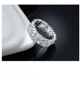 Macro shot of 925 silver ring featuring quadrilateral flower patterns and pave diamonds
