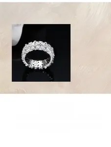 Détail d'une bague en argent S925 sertie de zircons 5A taille marquise élégante
