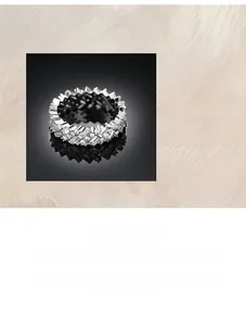 Macro d'une bague en argent 925 avec serti pavé complet et pierres de zircon de qualité 5A