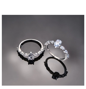 Nahaufnahme von S925 Sterlingsilber Ring mit ovalem Zirkonia im funkelnden Set