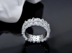 Détail d'une bague flocon de neige en argent S925 sertie de zircons cubiques marquise