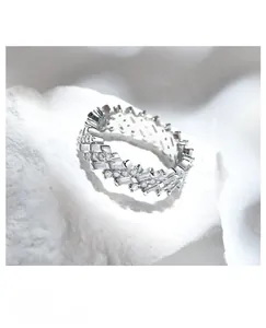 Détail d'une bague en argent S925 avec zircons baguettes et texture en platine