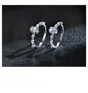 Makroaufnahme von S925 Sterlingsilber Ring mit Ovalschliff und Markise-Zirkonia Steinen