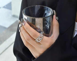 Détail d'une bague fleur en argent S925 avec zircons pavés portée au doigt