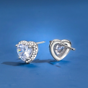 Boucles d'oreilles cœur en argent massif S925 avec sertissage de pierres brillantes