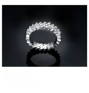 Vue macro d'une bague argentée sertie de zircons rectangulaires et de petits diamants