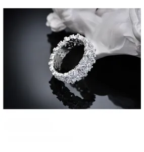 Gros plan sur une bague d'éternité en argent S925 avec oxydes de zirconium marquise