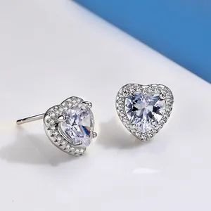 Boucles d'oreilles cœur en argent 925 avec diamants de carbone étincelants et halo brillant