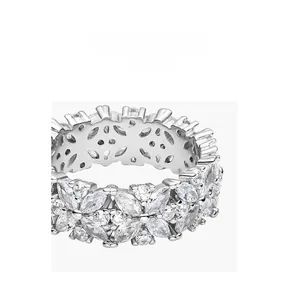 Vue macro de l'anneau éternité en argent S925 avec zircons taille marquise et ronde