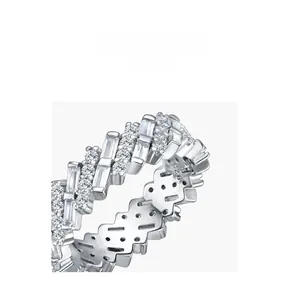 Détail macro de la bague en argent S925 montrant le serti à griffes et le zircon rectangulaire