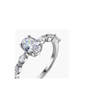 Makro-Detail des Rings mit ovalem Kristall, Markasit-Steinen und poliertem Silberband