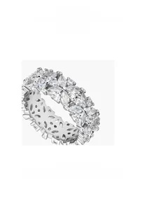 Vue détaillée des diamants sertis sur un anneau en argent sterling S925 motif flocon de neige