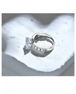Detailed close-up of S925 sterling silver ring featuring a large round-cut main diamond