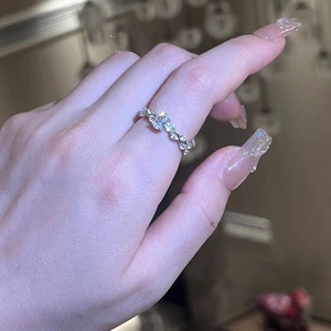 Eleganter S925 Silberring mit ovalem Diamanten und gedrehtem Band am Frauenfinger