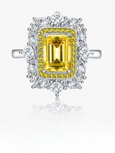 Détail macro d'une bague en argent S925 avec un grand diamant jaune de taille émeraude