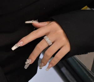 Détail de la bague flocon de neige en argent sterling avec cristaux étincelants
