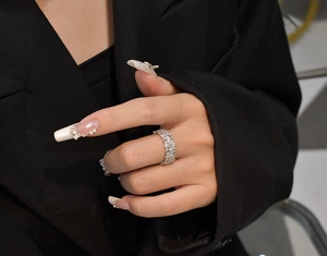 Gros plan d'une large bague flocon de neige en argent S925 avec des cristaux étincelants