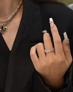 Gros plan d'une bague éternité en argent S925 avec zircons rectangulaires et ronds