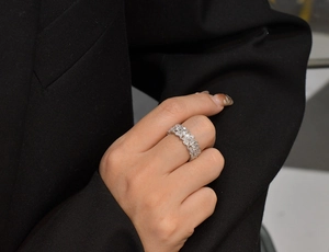 Détail des cristaux taille marquise étincelants sur une bague large en argent S925