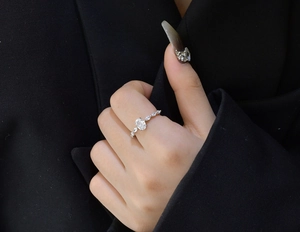 Detail eines S925 Silberrings mit ovalem Hauptstein und seitlichen Marquise-Steinen