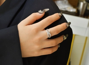 Detailed view of an S925 silver V-shaped ring featuring a brilliant round cubic zirconia