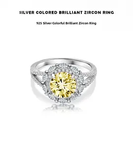 Détail d'une bague avec zircon jaune brillant et anneau argenté à tige fendue sertie