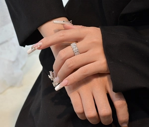 Détail de la bague flocon de neige scintillante avec oxydes de zirconium sur une main