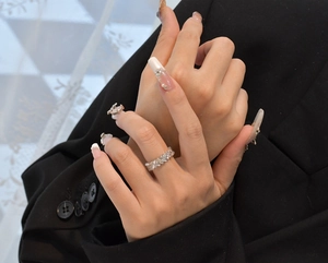 Gros plan d'une bague en argent S925 et zircon avec un design de nail art 3D de luxe