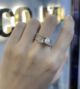 Detailed view of 925 silver double layer ring with pearl and marquise zirconia on a finger