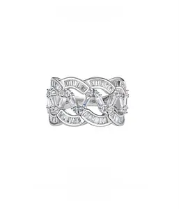 Vue détaillée de la bague vague avec micro-pavage de zircone et poinçon S925