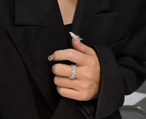 Gros plan d'une bague en argent 925 avec plusieurs rangées de pavés de diamants