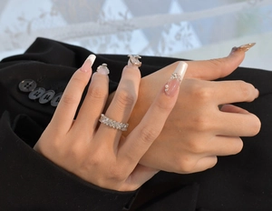 Gros plan sur une bague en argent S925 sertie de zircons ronds et de taille baguette