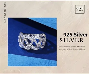 Vue macro de la bague vague en argent S925 avec pierres taille baguette et ronde