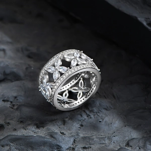 Bague exquise en argent sterling S925 avec zircons marquise et design floral ajouré