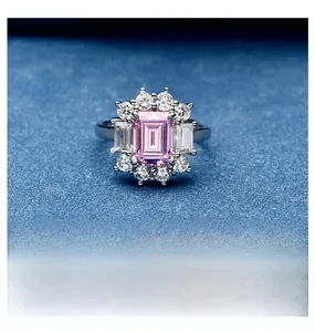 Vue macro détaillée d'une bague avec pierre rose taille émeraude et accents de diamant
