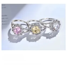 Détail macro de trois bagues en argent S925 avec des zircons colorés de taille ronde