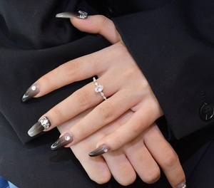 Nahaufnahme eines eleganten S925 Silberrings mit ovalem Stein am Finger