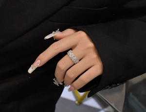 Vue détaillée de la bague éternité en argent 925 avec zircons de taille marquise