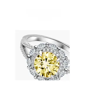 Gros plan d'une bague en argent S925 avec pierre jaune et détails en zircon taille marquise