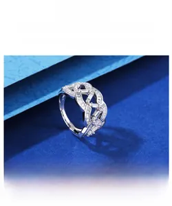 Détail de la bague vague ajourée en argent 925 avec des pierres en zircon 5A étincelantes
