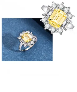 Gros plan sur le poinçon argent 925 et la monture de la bague en pierre jaune