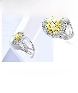 Détail macro de la bague en argent S925 avec grand zircon jaune à coupe glacée