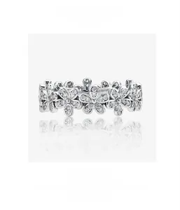 Detail eines S925 Sterlingsilber Gänseblümchen-Rings mit mikroverzierten Zirkoniasteinen