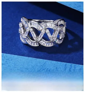 Vue macro d'une bague vague en argent sertie de zircons ronds et baguettes