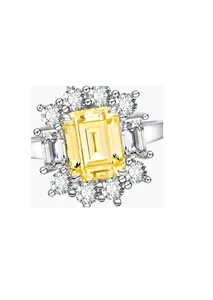 Macro de la bague en pierre jaune montrant la taille émeraude et le serti micro-pavé